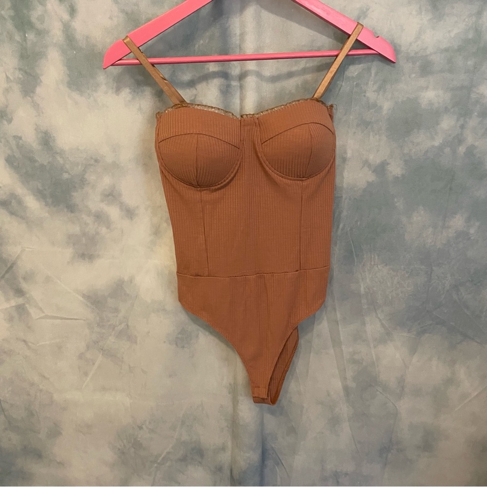 Haute Monde taupe colored bodysuit • padded cups • super soft ribbed material
